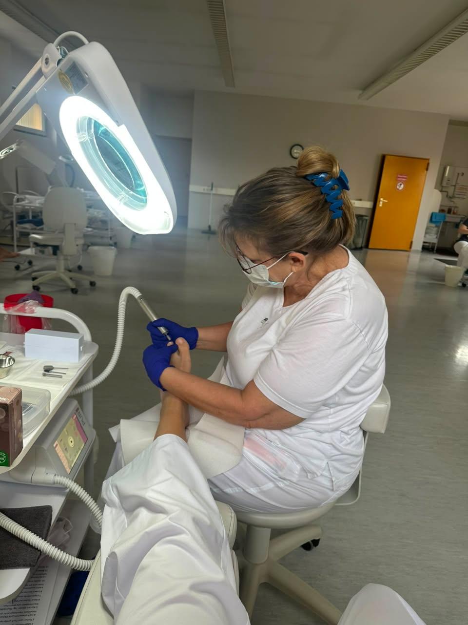 Professionelle Fußpflege in Sachsen bei Ansbach – Fachfußpflegerin Alexandra Becker bei der Behandlung
